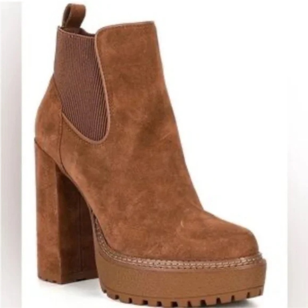 Gianni Bini Raanta Suede Lug Sole
Platform Booties Size 8. Western chunky boots